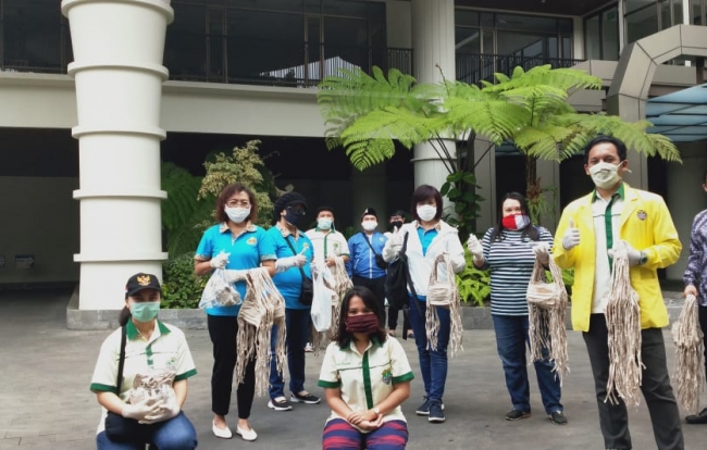 Pemuda Katolik Komcab Kota Bandung Berbagi Masker dan Hand Sanitizer di Sela-sela Pandemi